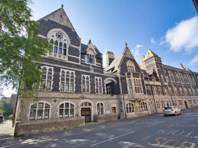 Flat for sale in Tower Hamlets, Ash