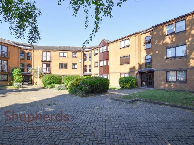 Flat for sale in Freezywater, Greater London
