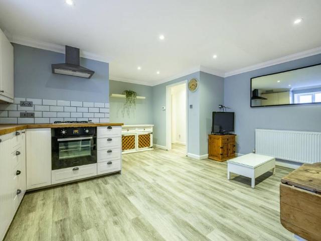 Flat for sale in Streatham, Greater London