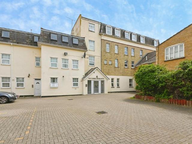 Flat for sale in Dale Hill, Essex