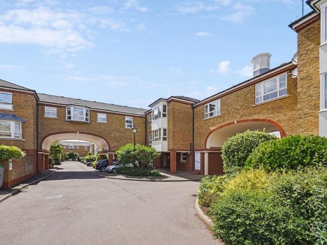 Flat for sale in London Borough of Hounslow, Greater London