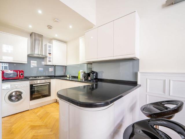 Flat for sale in Bayswater, Greater London