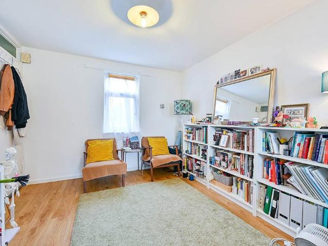 Flat for sale in London Borough of Ealing, Park Royal