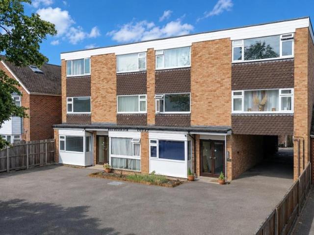 Flat for sale in Farnborough, Hampshire