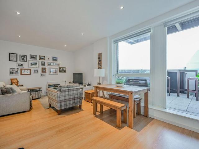Flat for sale in Hornsey, Greater London