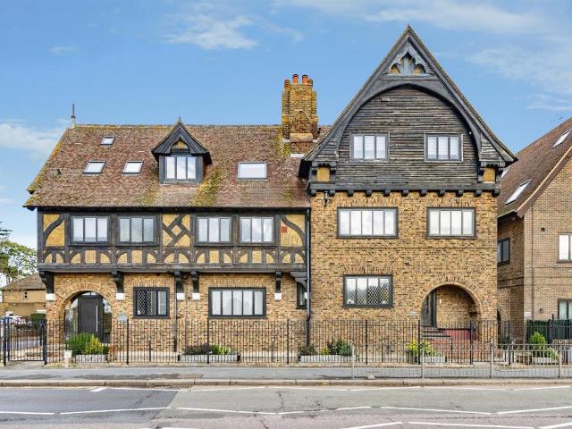 Flat for sale in Bushey