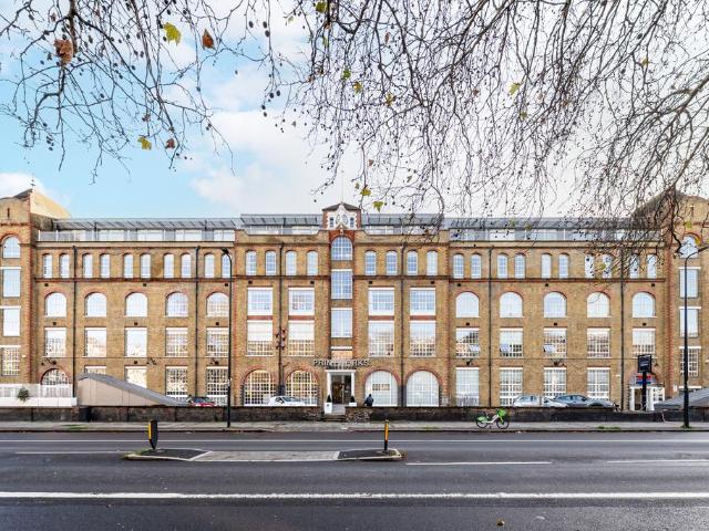 Flat for sale in Stockwell, Greater London