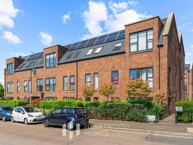 Flat for sale in St Albans, Five Acres
