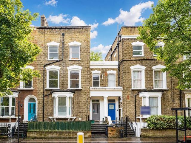 Flat for sale in Highbury, Greater London