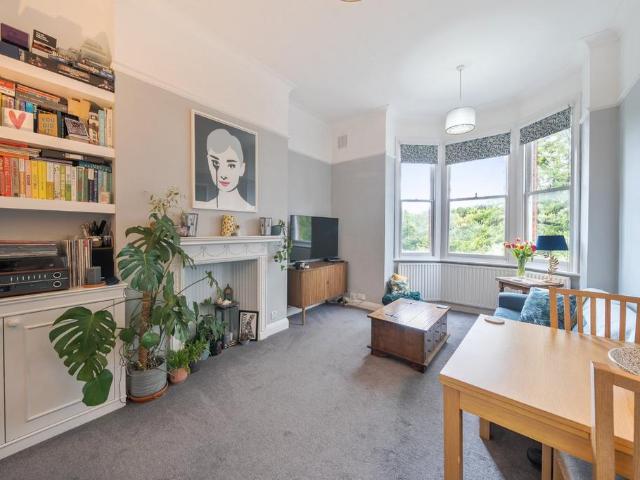 Flat for sale in Kennington, Greater London