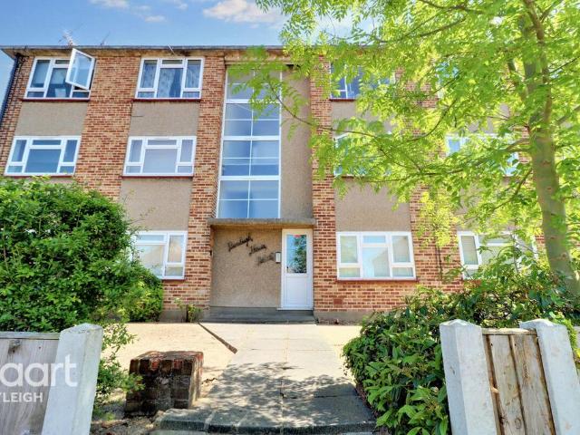 Flat for sale in Barling, Essex