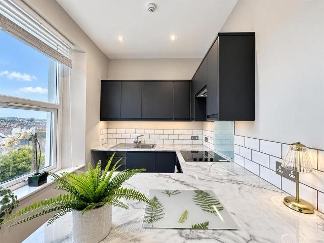 Flat for sale in Round Hill, Brighton & Hove