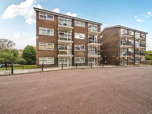 Flat for sale in Bromley Park, Greater London
