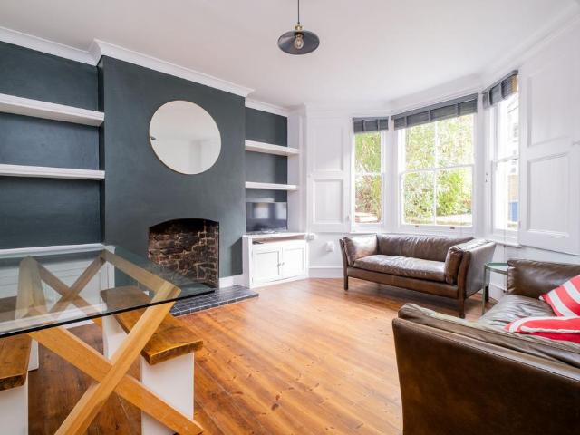 Flat for sale in Shacklewell, Greater London