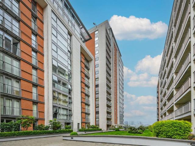 Flat for sale in Canning Town, Greater London