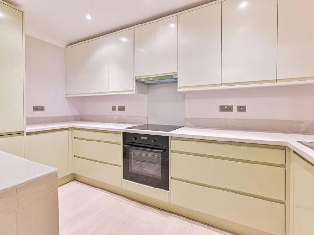 Flat for sale in Earl's Court, Greater London