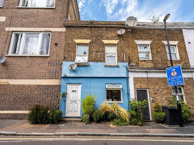 Flat for sale in London Borough of Lewisham, New Cross