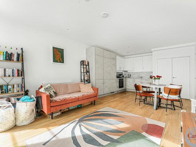 Flat for sale in Old Ford, Greater London