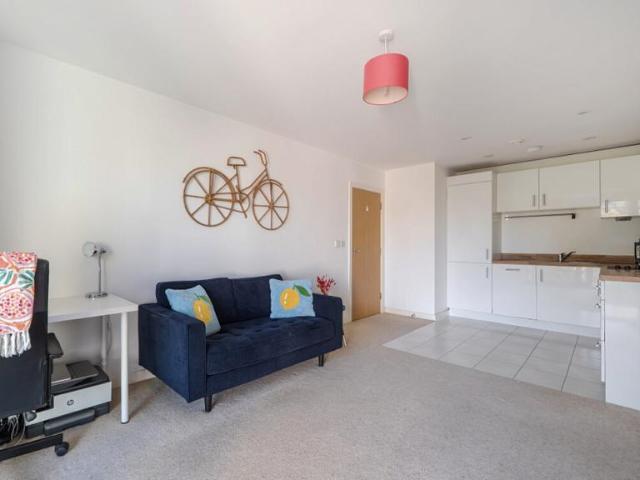 Flat for sale in London Borough of Wandsworth, Greater London