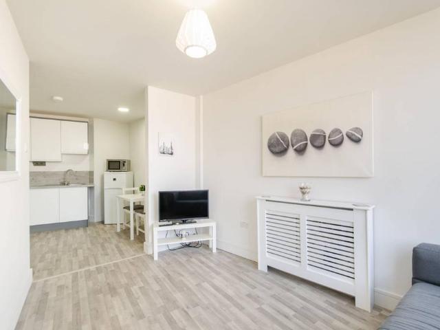 Flat for sale in Summerstown, Greater London