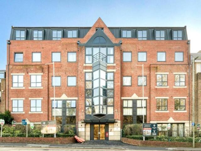 Flat for sale in Heol-las, Surrey