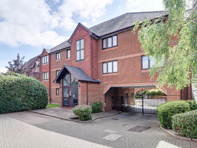 Flat for sale in St Albans, Five Acres