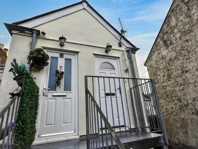 Flat for sale in Mount Ambrose, Cornwall