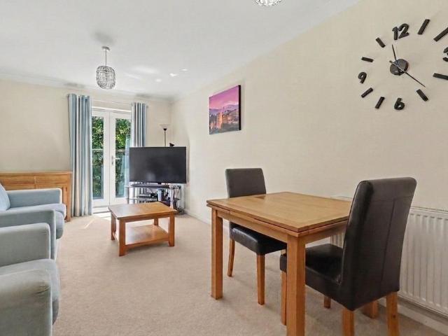 Flat for sale in Hampton Wick, Greater London