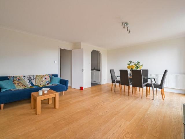 Flat for sale in St. George in the East, Wapping