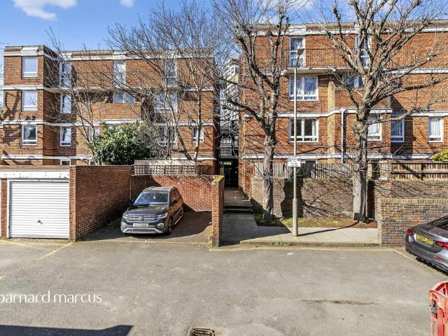 Flat for sale in Battersea, Greater London