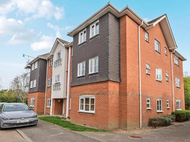 Flat for sale in Hart, Hampshire