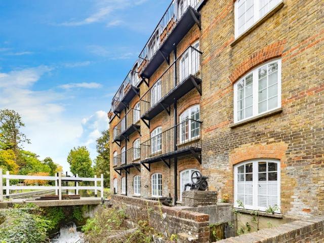 Flat for sale in Batchworth, Hertfordshire
