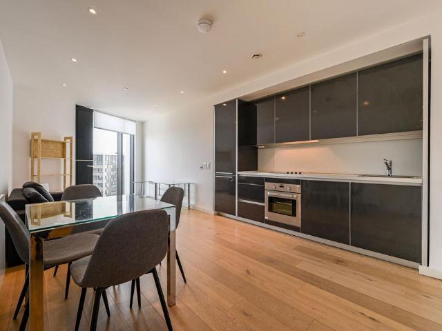 Flat for sale in Elephant and Castle, Greater London