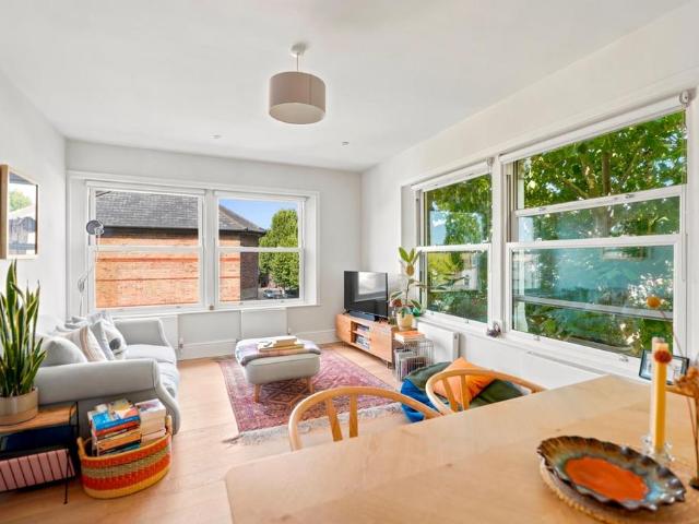 Flat for sale in East Dulwich, Greater London