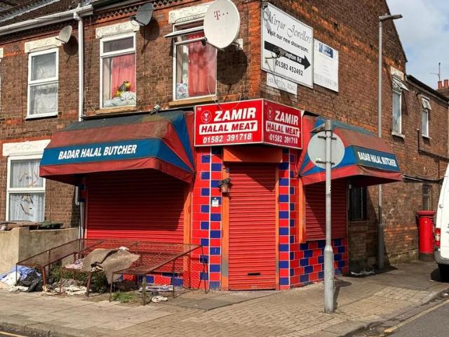 Flat for sale in Spring Park, Luton