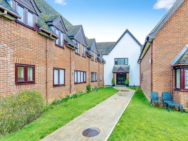 Flat for sale in London Borough of Croydon, Shirley