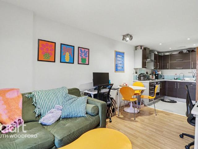 Flat for sale in South Woodford, Greater London