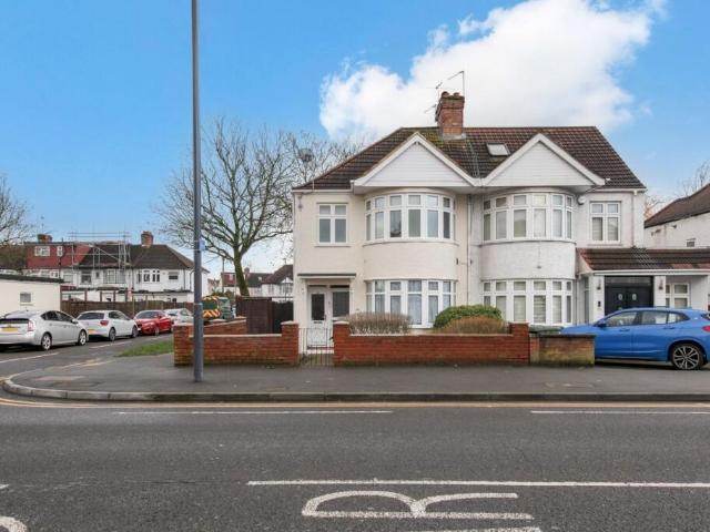 Flat for sale in Harrow Weald, Greater London