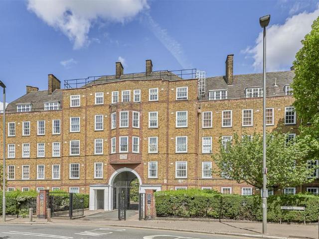 Flat for sale in Battersea, Greater London