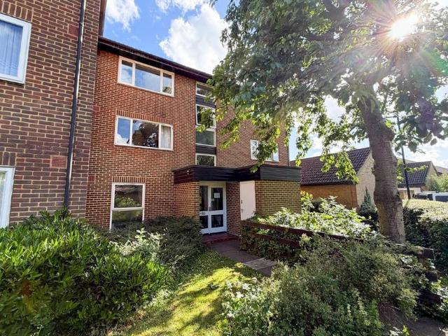Flat for sale in London Borough of Hounslow, Feltham