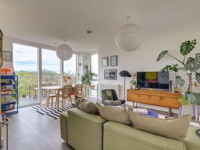 Flat for sale in London Borough of Lewisham, Ladywell
