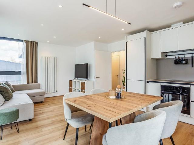 Flat for sale in Poplar Grove, Greater London