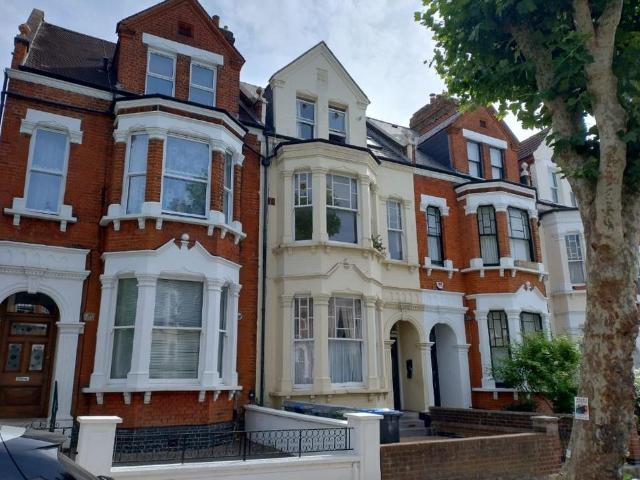Flat for sale in Queen's Park, Greater London