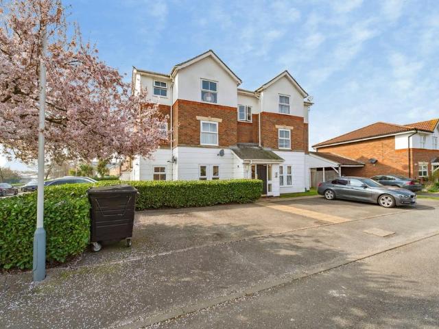Flat for sale in Yeading, Greater London