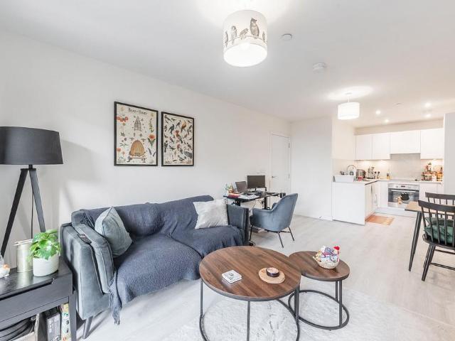 Flat for sale in Harrow Weald, Greater London