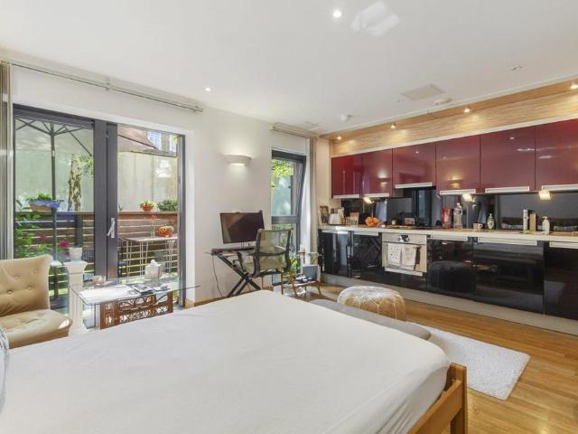 Flat for sale in Highbury, Greater London