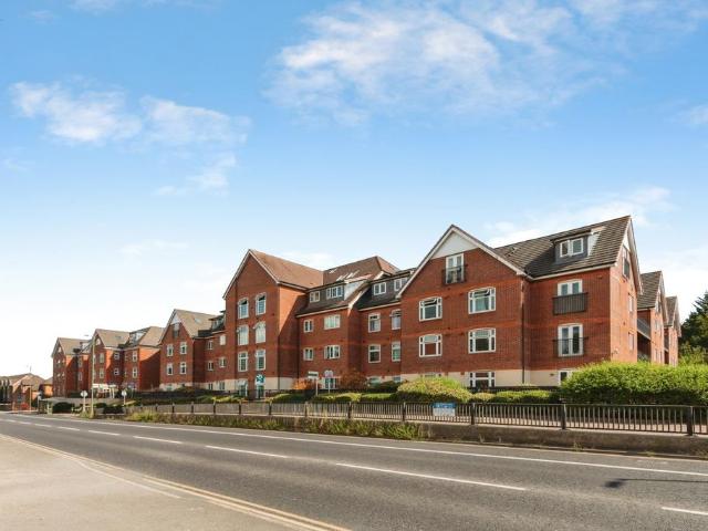Flat for sale in Heol-las, Surrey