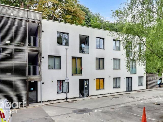 Flat for sale in Hillview, Surrey