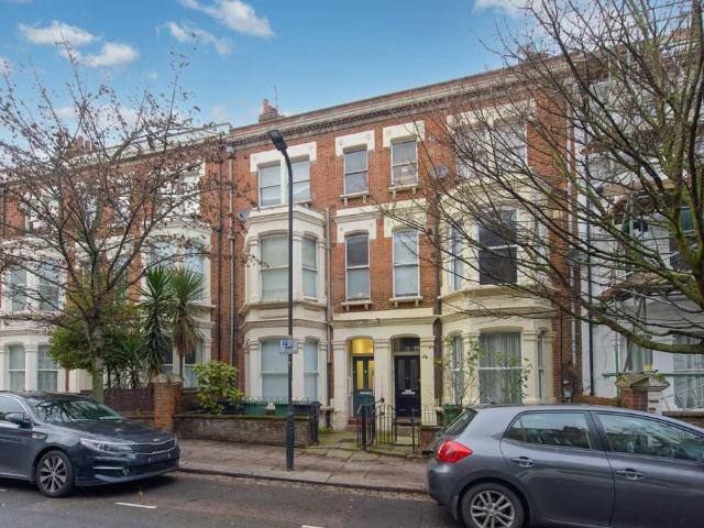Flat for sale in Kilburn, Greater London