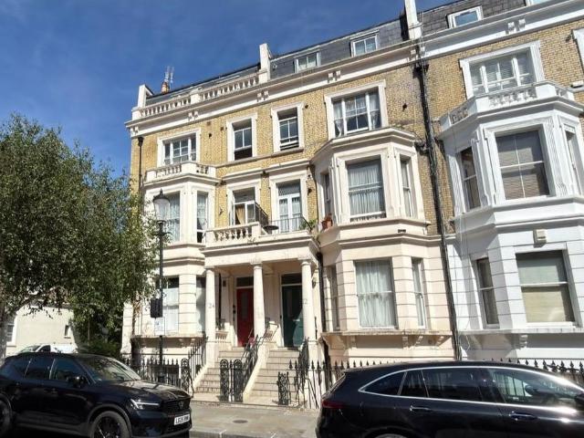 Flat for sale in Earl's Court, Greater London